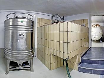 Kann sich sehen lassen: der Raum mit den komplett erneuerten Gärtanks; links ein neu installierter Drucktank.  Foto: Gem.-Brauerei Roßfeld/kdb