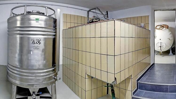 Kann sich sehen lassen: der Raum mit den komplett erneuerten Gärtanks; links ein neu installierter Drucktank.  Foto: Gem.-Brauerei Roßfeld/kdb