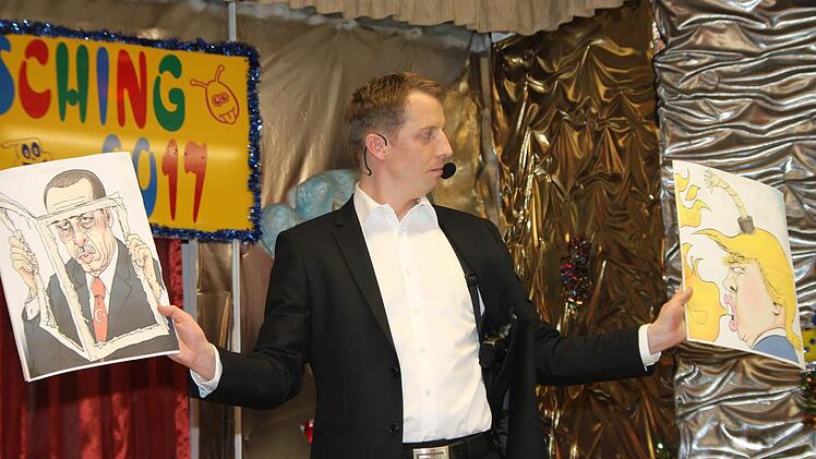 Wen soll James Bond (Konrad Sauerteig) im Auftrag der Queen als Ersten beseitigen? Foto: Jürgen Gärtner