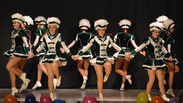 Ein echter Hingucker war in diesem Jahr wieder die Garde, die einen fetzigen Tanz aufführte. Foto: Björn Hein