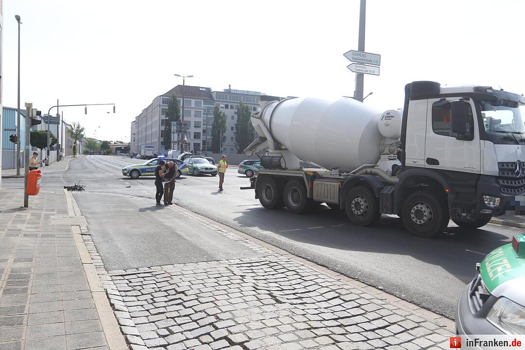 Betonmischer erfasst Fahrradfahrerin: Frau lebensgefährlich verletzt - Unfallhergang noch absolut unklar – Rückstau durch Umleitung des Verkehrs