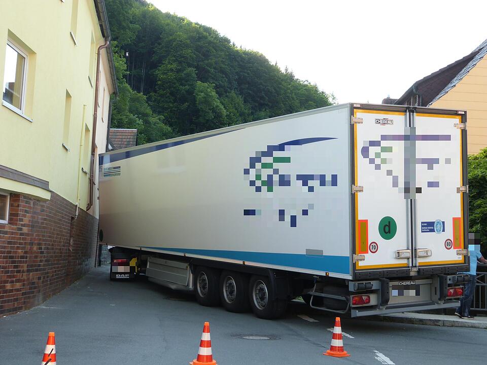Nach Reisebus-Unfall auf A9: Lkw bleibt in Wirsberg stecken