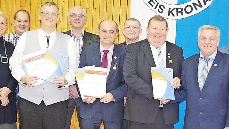 Die neue Vorstand des NBMB-Kreisverbands freut sich über hohe Auszeichnungen langjähriger Funktionsträger (v. l.): Kreisdirigent Roman Steiger, Bürgermeisterin Susanne Grebner, stellvertretender Kreisdirigent Markus Schnappauf, Beisitzer Holger Pohl, Kreisschriftführer Klemens Löffler, Kreiskassier Thomas Kolb, Beisitzer Dietmar Schmidt, Ehrenmitglied Bruno Schnappauf, Kreisvorsitzender Wolfgang Müller, stellvertretender Kreisvorsitzender Alexander Klug und Beisitzerin Maren Kalb.
