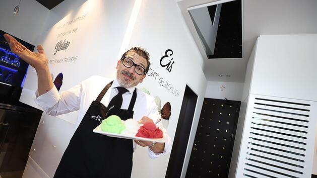 So spielt das Leben: Der Kronacher Eisdielenbesitzer Roberto Fontana sieht es gelassen, dass das italienische Nationalteam die Weltmeisterschaft nur vom Fernseher aus verfolgen darf.  "Daf&uuml;r haben sie in der Qualifikation einfach zu mies gespielt", sagt er pragmatisch. Foto: Marian Hamacher.