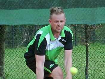 Bei den Herren 30 des TC Steinwiesen konnte Thomas Weiß trotz einer 0:6-Schlappe im ersten Satz mit einem 6:3 und 10:6 das Blatt noch wenden.  Foto: Hans Franz