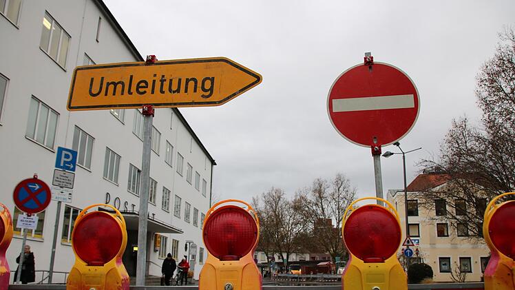 In der Münchner Straße wird eine Busbucht betoniert, deshalb ist der Abschnitt vor der Post sechs Wochen lang gesperrt. Foto: Ralf Ruppert