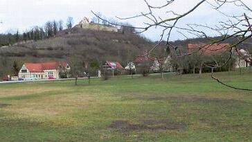 Auf dem Areal am Lauerbach soll in den kommenden Monaten der Bau der seit drei Jahren geplanten Seniorenwohnanlage starten.  Foto: sn