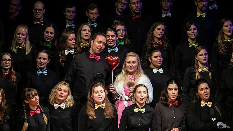 Mitreißendes Jubiläums- und Abschiedskonzert: Unter Leitung seines scheidenden Dirigenten Moritz Metzner begeisterte der Coburger Hochschulchor "Die Klangfänger" im ausverkauften Landestheater.Foto: Jochen Berger