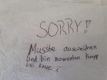 Ein Unbekannter beging am Wochenende Fahrerflucht nachdem er ein Auto angefahren hat. Allerdings nahm er sich die Zeit einen Zettel zu hinterlassen. Foto: Polizei Hagen