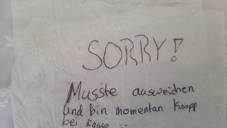 Ein Unbekannter beging am Wochenende Fahrerflucht nachdem er ein Auto angefahren hat. Allerdings nahm er sich die Zeit einen Zettel zu hinterlassen. Foto: Polizei Hagen