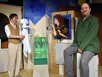 In diesem Jahr bringt die Theaterwerkstatt Haßfurt als Weihnachtsmärchen die Geschichte "Das kleine Gespenst" von Otfried Preußler zur Aufführung. Es spielen (von links) Felix Pielmeier, Aline Joers und Patrick L. Schmitz. Ulrike Langer