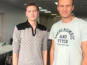Alexej Schwarz (links) mit dem russischen Oppositionspolitiker Alexej Nawalny in dessen Büro in Moskau. Die Aufnahme entstand 2019, also ein Jahr vor dem Giftanschlag auf Alexej Nawalny.