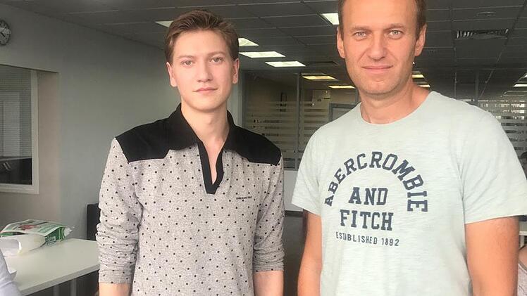 Alexej Schwarz (links) mit dem russischen Oppositionspolitiker Alexej Nawalny in dessen Büro in Moskau. Die Aufnahme entstand 2019, also ein Jahr vor dem Giftanschlag auf Alexej Nawalny.