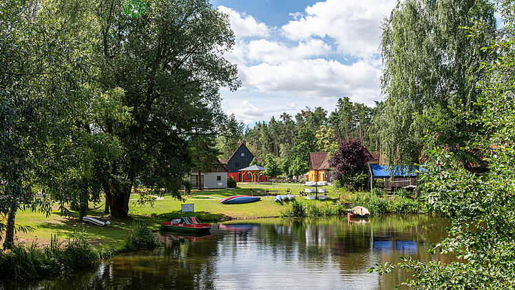 Der naturnahe 4-Sterne-Campingplatz Langlau im Fr&auml;nkischen Seenland bietet &uuml;ber 100 Stellpl&auml;tze, einen eigenen Sandstrand und moderne Sanit&auml;ranlagen.