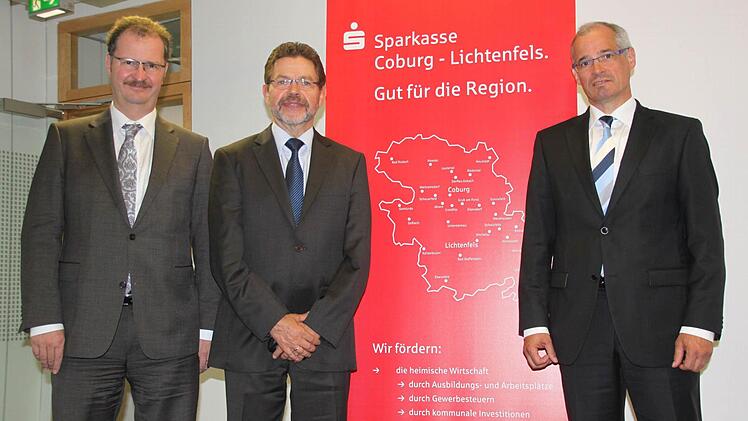 Die Vorstandsmitglieder der Sparkasse, Martin Faber, Siegfried Wölki (Vorsitzender) und Roland Vogel (von links)