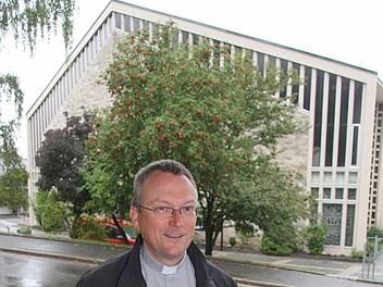 Pfarrer Thomas Wagner ist seit 1. September 2003 in St. Hedwig. Seine Mutter kommt aus Heinrichau im polnischen Schlesien, sein Vater aus dem Sudetenland, aus Mährisch-Schlesien im heutigen Tschechien. Damit entspricht er genau der Zielgruppe, für die einst die Kirche gebaut worden ist. Fotos: Sonja Adam