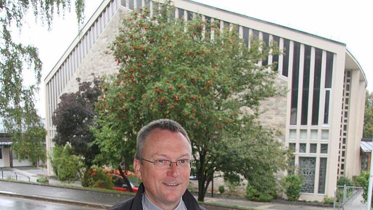 Pfarrer Thomas Wagner ist seit 1. September 2003 in St. Hedwig. Seine Mutter kommt aus Heinrichau im polnischen Schlesien, sein Vater aus dem Sudetenland, aus Mährisch-Schlesien im heutigen Tschechien. Damit entspricht er genau der Zielgruppe, für die einst die Kirche gebaut worden ist. Fotos: Sonja Adam