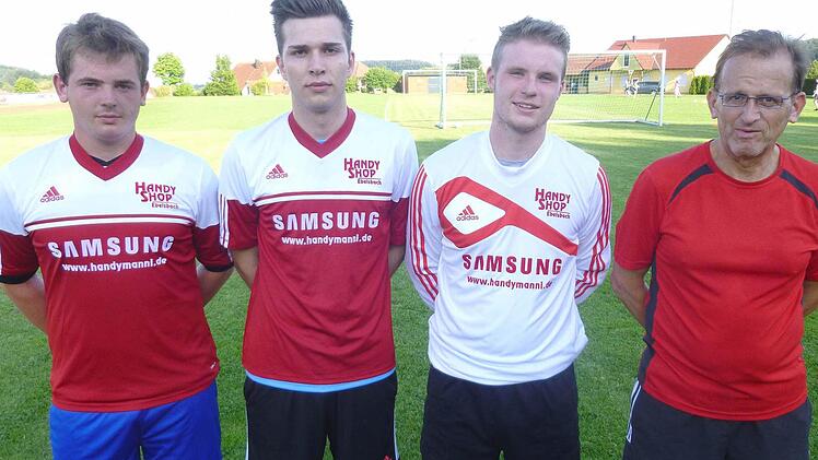 Der neue Trainer Joachim Kaiser (rechts) will mit der SpVgg Untersteinbach eine anständige Rolle in der Fußball-A-Klasse Schweinfurt 5 spielen. Mit (von links) Kevin Marschall (eigene Jugend), Michael Herkert (FC Gerolzhofen) und Maximilian Johannes (SC Obereuerheim) kann er einige Neulinge in die Mannschaft einbauen. Es fehlt Christopher Reitz (SC Koppenwind). Foto: Ralf Naumann