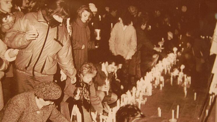 Kerzen als stilles Zeichen des Protests; das Foto ist in der Ausstellung im Sonneberger Gesellschaftshaus zu sehen.