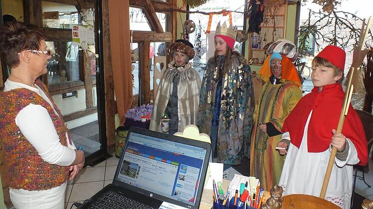 Die Sternsinger bei "Kräuterhexe" Emmi Weiß Foto: Manfred Welker