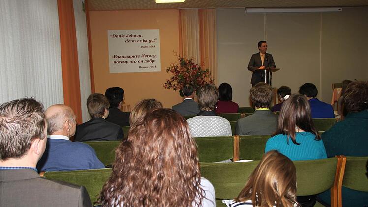 Der Raum ist schlicht, die Redner tauschen die Gemeinschaften untereinander aus, damit immer mal wieder jemand anderes zu Wort kommt. Foto: Ulrike Müller