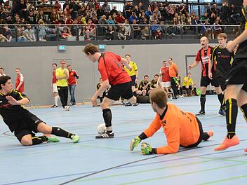 Mit List und Technik verschafft sich Bad Brückenaus Philipp Jakobsche freie Bahn in Richtung Römershager Tor. Foto: ssp