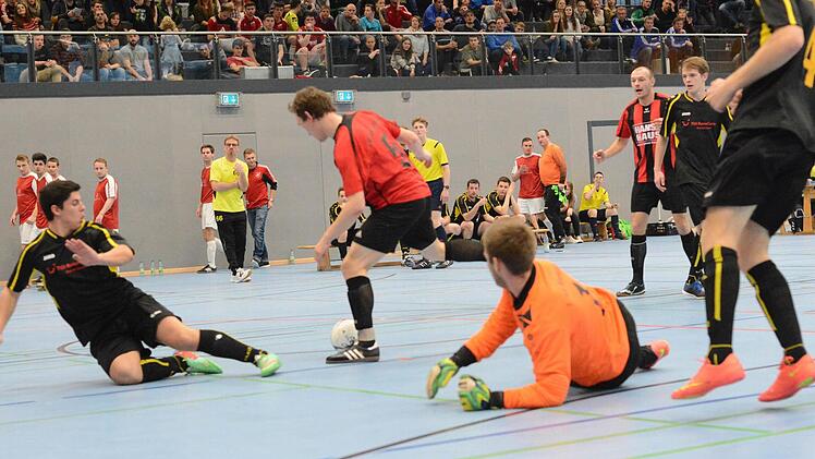 Mit List und Technik verschafft sich Bad Brückenaus Philipp Jakobsche freie Bahn in Richtung Römershager Tor. Foto: ssp