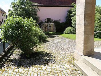 Wer pflegt in Zukunft den gemeindlichen Streifen entlang der Bachmauer an der Brücke zur Kirche? Ein Frage, auf die jetzt der Bauausschuss des Leutenbacher Gemeinderats eine Antwort finden soll. Foto: Franz Galster