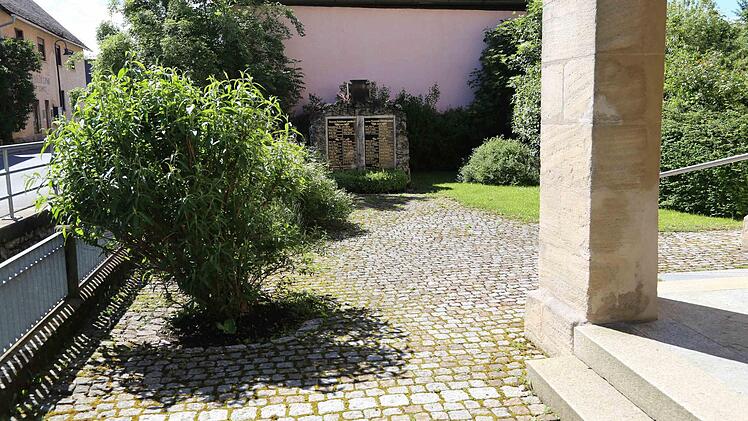 Wer pflegt in Zukunft den gemeindlichen Streifen entlang der Bachmauer an der Brücke zur Kirche? Ein Frage, auf die jetzt der Bauausschuss des Leutenbacher Gemeinderats eine Antwort finden soll. Foto: Franz Galster