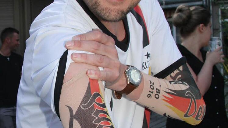 "Mein Tatoo geht garantiert wieder ab", lacht Tobias Just. Es ist nur ein hautfarbener Überzieher - aber sehr effektvoll. Foto: Sonny Adam