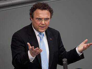 Hans-Peter Friedrich ist schon seit knapp 20 Jahren Mitglied des Deutschen Bundestages. Foto: Herbert Knosowski/ dpa.