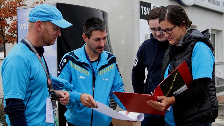 Die letzten Absprachen vor dem Countdown zwischen Stefan Reßmann, Organisationschef Tobias Reßmann und Stadionsprecherin Christine Schweibold (von links).