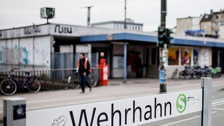 Im Juli 2000 soll der mutmaßliche Angeklagte den Bombenanschlag am S-Bahnhof Wehrhahn in Düsseldorf verübt haben. Symbolbild: Marcel Kusch/dps