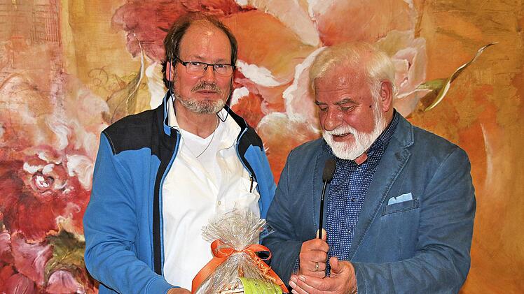 Teddy Katzenberger (links), der Inhaber des Schreibwaren- und Buchladens "Tintenfässchen" erzählte beim Erzählcafé im Juliusspital aus seinem Leben. Rechts Eugen Albert, der ihm für seine interessanten Schilderungen dankte. Foto: Dieter Britz