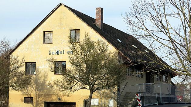 Das Raiffeisengeb&auml;ude in Poxdorf in seinem derzeitigen Zustand Foto: Dagmar Niemann