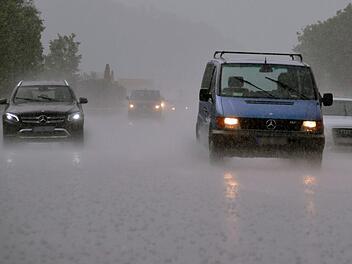 Vorsicht bei Starkregen auf der Straße: Aquaplaning ist eine häufig unterschätzte Gefahr. In Franken kam es gestern (Samstag, 9. Juni 2018) zu zahlreichen Unfällen aufgrund der schweren Unwetter und heftigen Regenfälle. Symbolfoto: Andreas Rosar/dpa