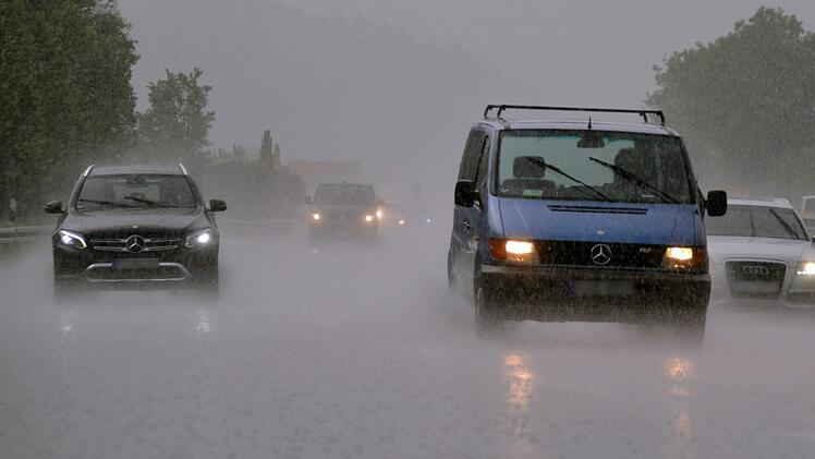 Vorsicht bei Starkregen auf der Straße: Aquaplaning ist eine häufig unterschätzte Gefahr. In Franken kam es gestern (Samstag, 9. Juni 2018) zu zahlreichen Unfällen aufgrund der schweren Unwetter und heftigen Regenfälle. Symbolfoto: Andreas Rosar/dpa