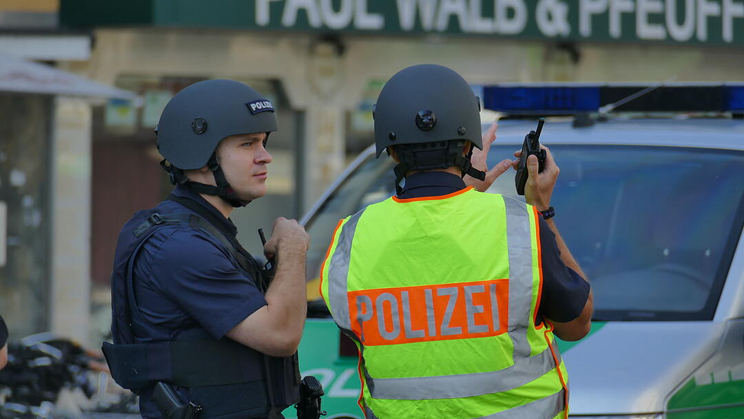 Großeinsatz in Nürnberg: Polizei fahndet nach Flüchtigem