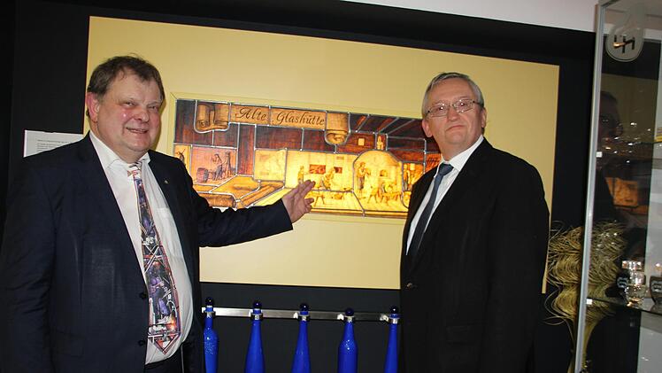 Der Unternehmer Carl-August Heinz (links) war von Anfang an ein eifriger Mitstreiter, als es um die Realisierung des Flakonglasmuseums ging. Rechts Bezirksheimatpfleger Günter Dippold.  Foto: Veronika Schadeck