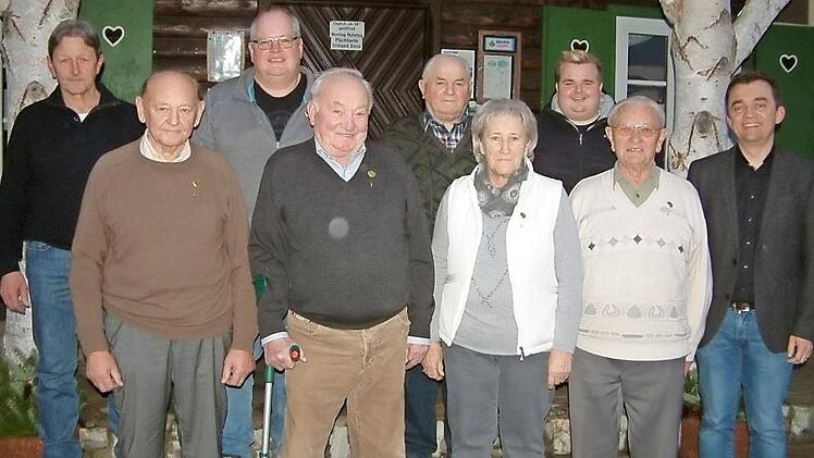 Ehrungen führte der Heimat- und Wanderverein "Frankenlust" Wallenfels bei seiner Jahresversammlung durch. Unser Bild zeigt von links Vorsitzenden Josef Schlee, Hans Förner, Uwe Eger, Andreas Stumpf, Hans Weiß, Karin Gleich, den neuen Zweiten Vorsitzenden Maximilian Zeitler, Elmar Schlee und Bürgermeister Jens Korn. Foto: Hans Franz