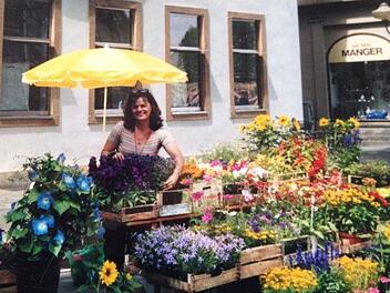 G&auml;rtnerin Carmen Dechant hat im Jahr 1998 zum ersten Mal einen Stand er&ouml;ffnet. 17 Jahre lang verkaufte sie Blumen und Gem&uuml;se am Wochenmarkt. Vor drei Jahren h&ouml;rte sie damit auf. privat