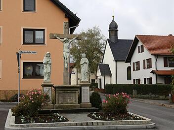 Das Kriegerdenkmal und die Antonius-Kapelle prägen das Ortsbild von Lahm.   Foto: Gerd Klemenz