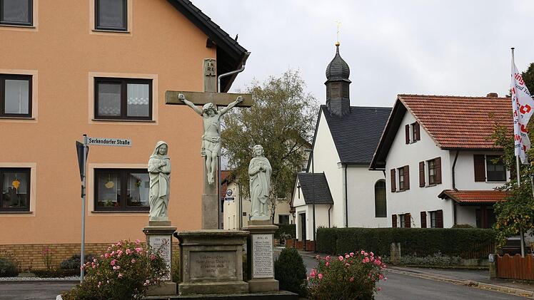 Das Kriegerdenkmal und die Antonius-Kapelle prägen das Ortsbild von Lahm.   Foto: Gerd Klemenz