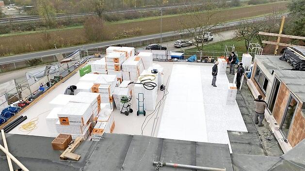 Der Rohbau des neuen Bauhofs mit Feuerwehrhaus in Gädheim ist fertig. Aktuell wird die Dämmung auf dem Dach der Gerätehalle angebracht.