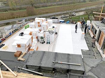 Der Rohbau des neuen Bauhofs mit Feuerwehrhaus in G&auml;dheim ist fertig. Aktuell wird die D&auml;mmung auf dem Dach der Ger&auml;tehalle angebracht.