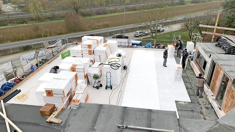 Der Rohbau des neuen Bauhofs mit Feuerwehrhaus in Gädheim ist fertig. Aktuell wird die Dämmung auf dem Dach der Gerätehalle angebracht.