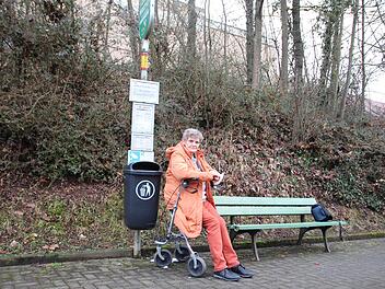 Gisela Hahlen (80) setzt sich immer wieder auf ihren Rollator, weil ihr die Beine wacklig werden. Die krebskranke Frau  ist davon abhängig, dass der Bus sie mitnimmt, um ihre alltäglichen Einkäufe zu machen. Seit 3G gilt, wird sie aber nicht mehr mitgenommen.