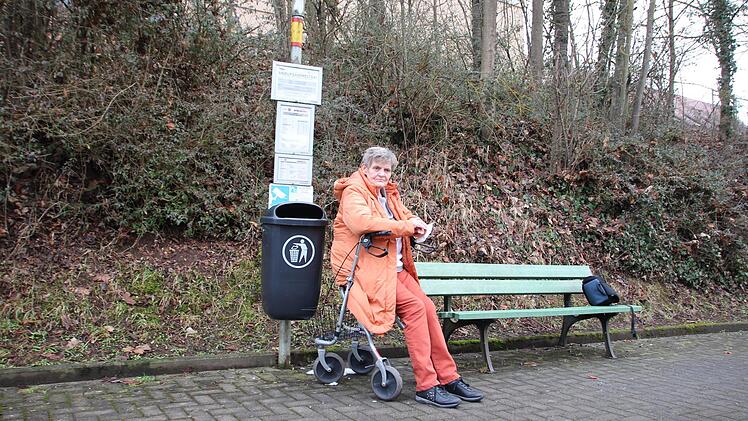 Gisela Hahlen (80) setzt sich immer wieder auf ihren Rollator, weil ihr die Beine wacklig werden. Die krebskranke Frau  ist davon abhängig, dass der Bus sie mitnimmt, um ihre alltäglichen Einkäufe zu machen. Seit 3G gilt, wird sie aber nicht mehr mitgenommen.