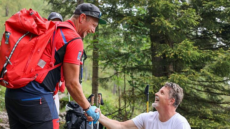 Warum die Menschen in den Bergen in Not geraten, hat viele Gründe. Manche sind schlicht übermütig und überschätzen ihre sportlichen Fähigkeiten oder unterschätzen, wie unberechenbar der Berg ist. Doch wenn es einmal ein Problem gibt, ist die Bergwacht nur einen Anruf entfernt und eilt wie hier im Bild zu Hilfe.