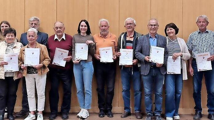 Auf dem Bild sind zu sehen (hinten von links): Werner Fischer (Ehrenamtsbeauftragter), Daniela Mersdorf, Luisa Spahn, Bernd Keller, Horst Söder, Michelle Mersdorf, Wilfried Huppmann, Dieter Söder, Anton Schorn, Edith Schorn, Gottfried Stürzenberge...